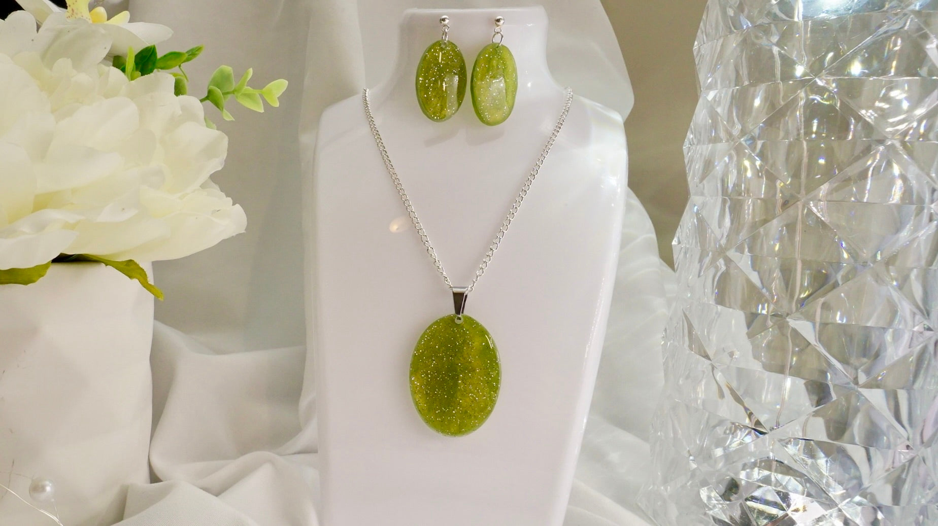 Olive green sparkle with Pendant and earrings
